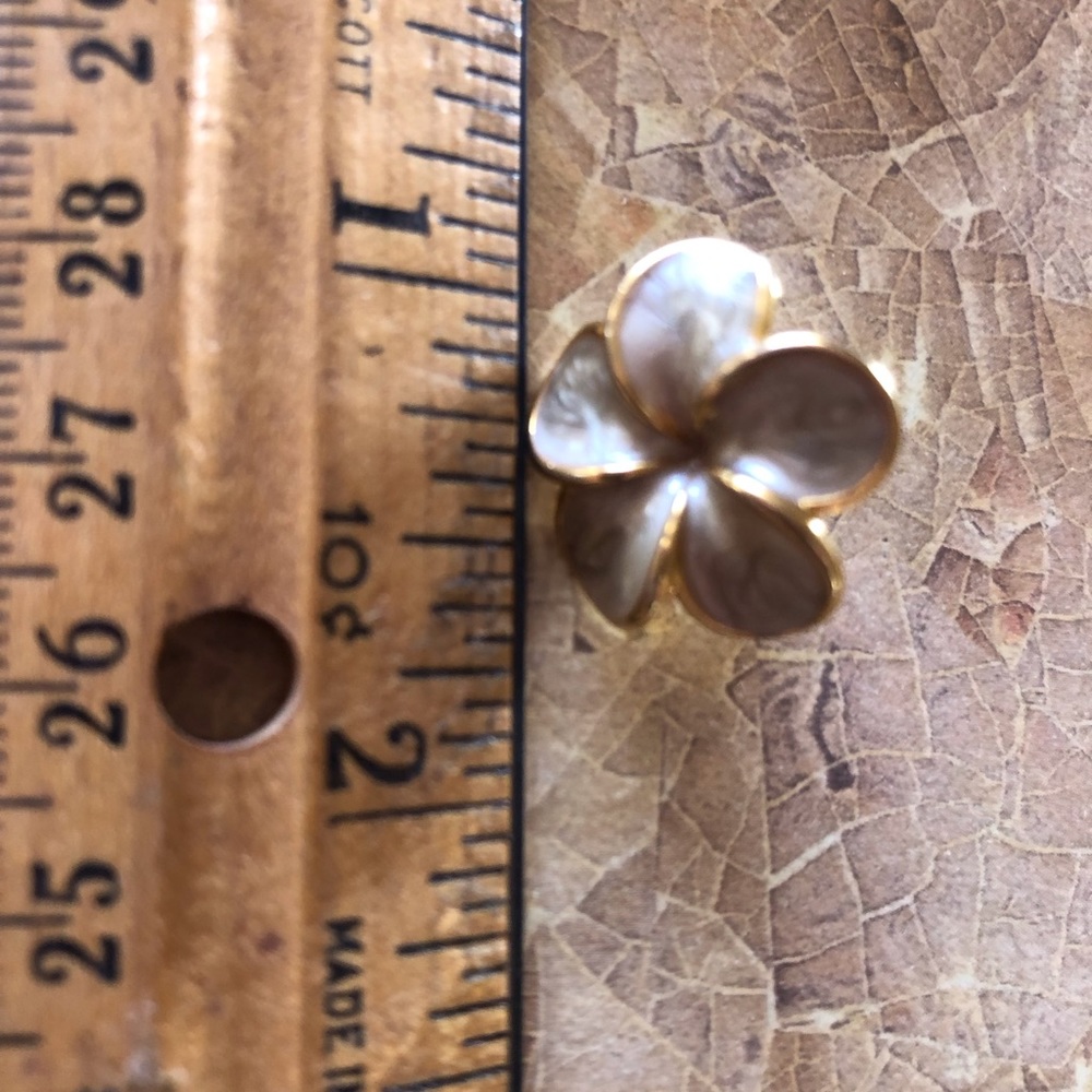 Hawaiian plumeria post earrings - Picture 3 of 3